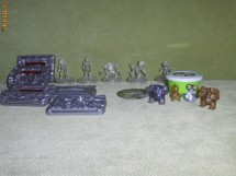 BEN 10 - accesorii - placute display pentru figurine, cristale pentru omnitrix etc. foto