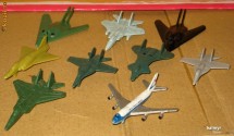 9 Avioane plastic foto