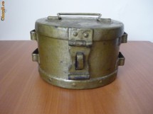 caseta veche  militara  crucea rosie foto