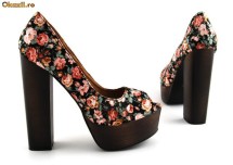 Pantofi model Louboutin foto