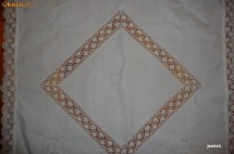 FATA DE MASA ALBA , CU BRODERIE SPARTA, DEOSEBITA 75 X 75 CM foto