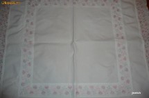 FATA DE MASA ALBA , CU BRODERIE ROZ APLICATA 70 X 70 CM foto