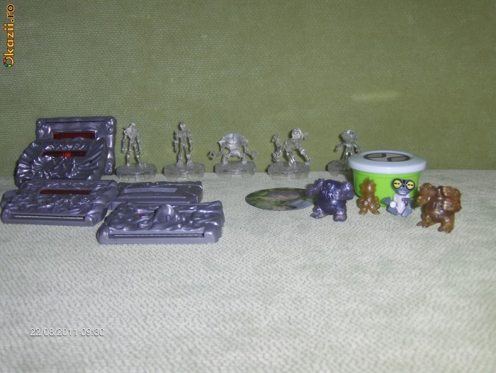 BEN 10 - accesorii - placute display pentru figurine, cristale pentru omnitrix etc. foto mare