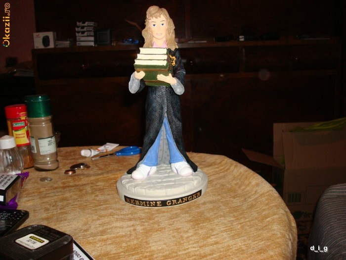Statueta ceramica din filmul HARRY POTTER. Lucrata manual. HERMINE GRANGER. Calitate ireprosabila. NOUA. foto mare