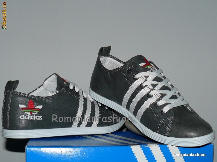 TENESI ADIDAS CHIC foto mare