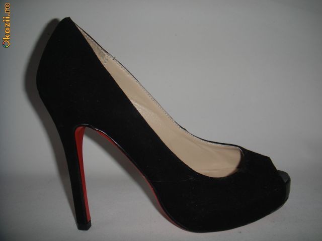 PANTOFI  CHRISTIAN  LOUBOUTIN DIN PIELE CAMOSCIO foto mare