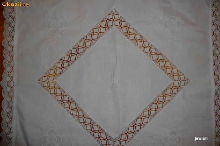 FATA DE MASA ALBA , CU BRODERIE SPARTA, DEOSEBITA 75 X 75 CM foto mare