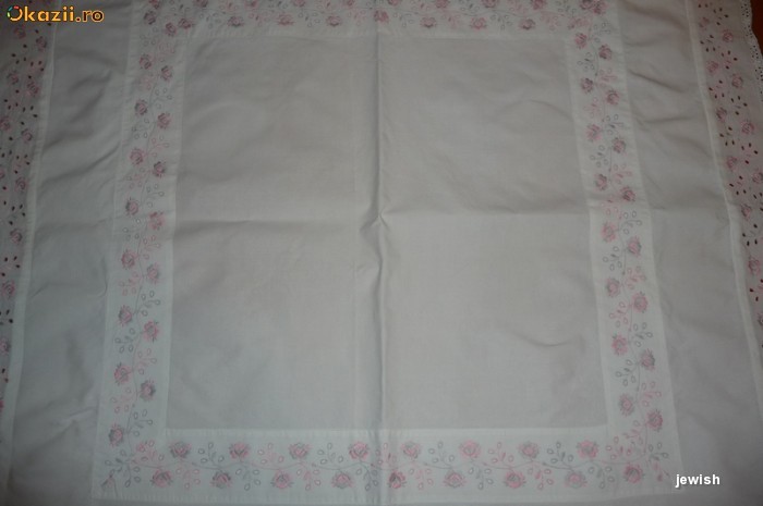FATA DE MASA ALBA , CU BRODERIE ROZ APLICATA 70 X 70 CM foto mare